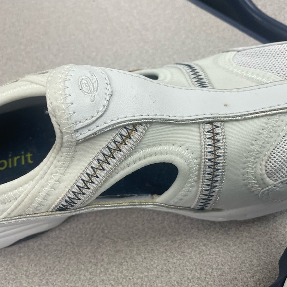 Easy Spirit White and Black Slip-On Shoes - Picture 4 of 4